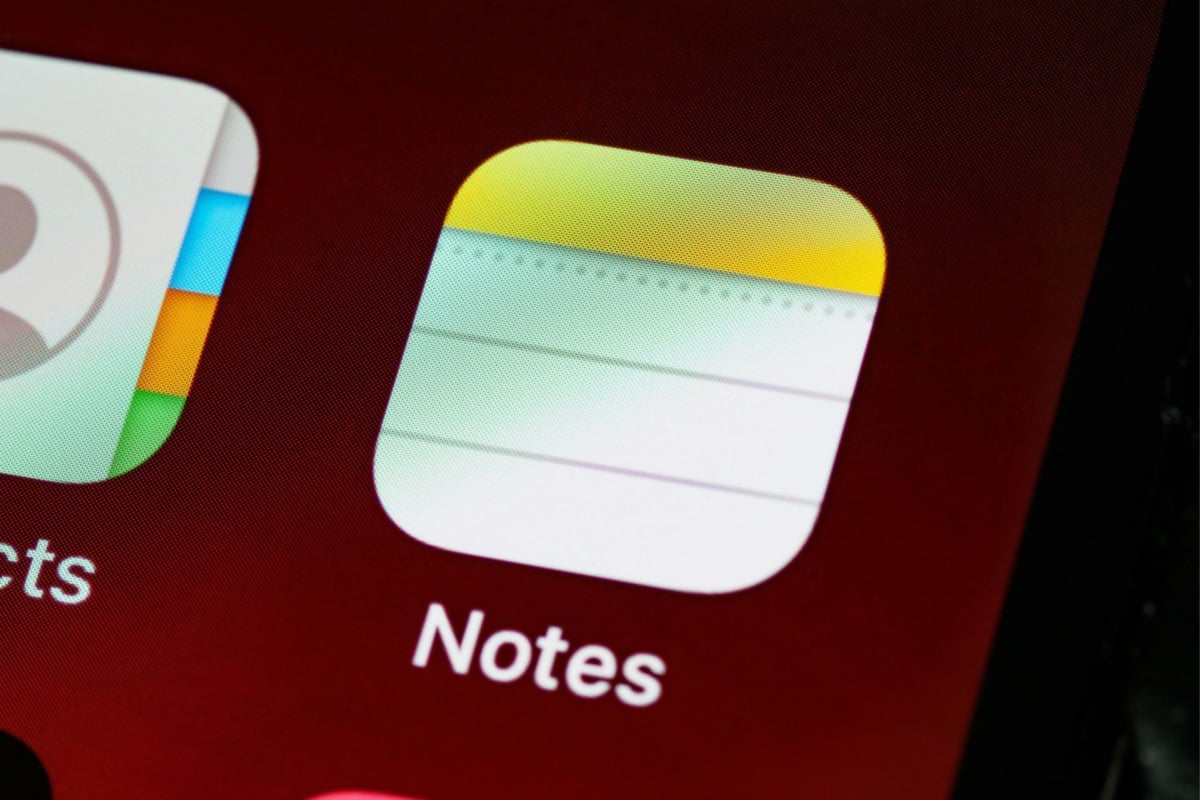 20 free apps for executive function skill deficits for students and adults 5 A phone screen featuring the ios notes icon, offering executive function apps for enhanced productivity.