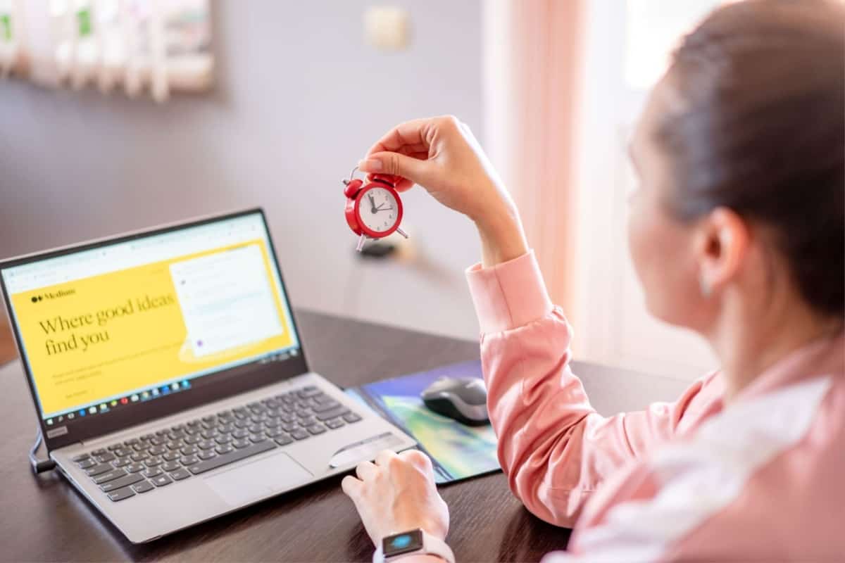 20 free apps for executive function skill deficits for students and adults 3 A woman is using executive function apps on her laptop.
