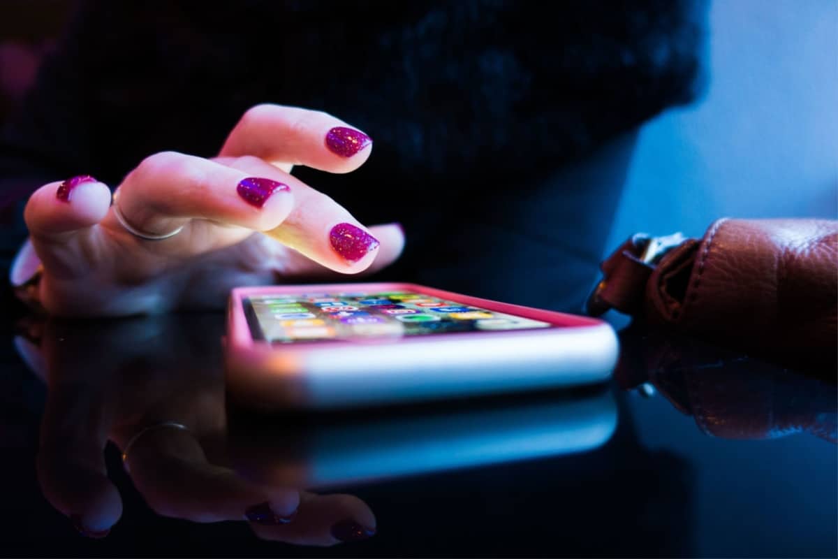 20 free apps for executive function skill deficits for students and adults 2 A woman's hand using executive function apps on a cell phone.