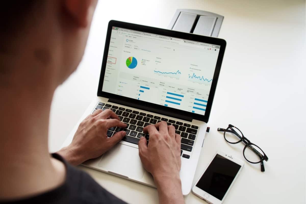 20 free apps for executive function skill deficits for students and adults 4 An executive is using a laptop with a graph on it.